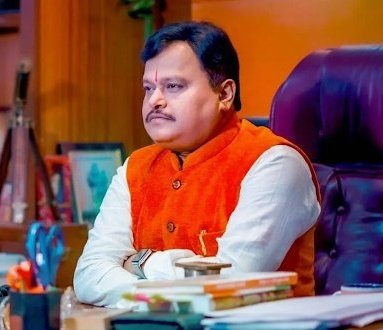 MustaqeemMewati's tweet photo. जब देश मे लोकतांत्रिक प्रणाली मौजूद हैं, देश मे कानून मौजूद है, फिर सुरेश चह्वाणके जैसे नफरती लोगो को गुंडो भाषा बोलने की क्या जरूरत? 

Rt करे ताकि स्टूडियो के भीतर बैठे गुंडों पर कार्यवाही हो!

#ArrestSureshChavhanke https://t.co/wphhfdj8H1