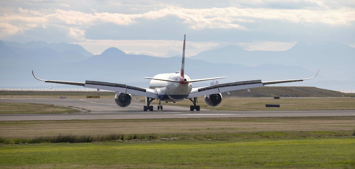 Kent_YVR's tweet photo. Ok, last set on this one 😋 #Speedbird85 #A350-1000 @yvrairport including a size comparison with a CRJ 😎 #A35K #GXWBD #BA85 #Vancouver https://t.co/GwzkRwdrzG