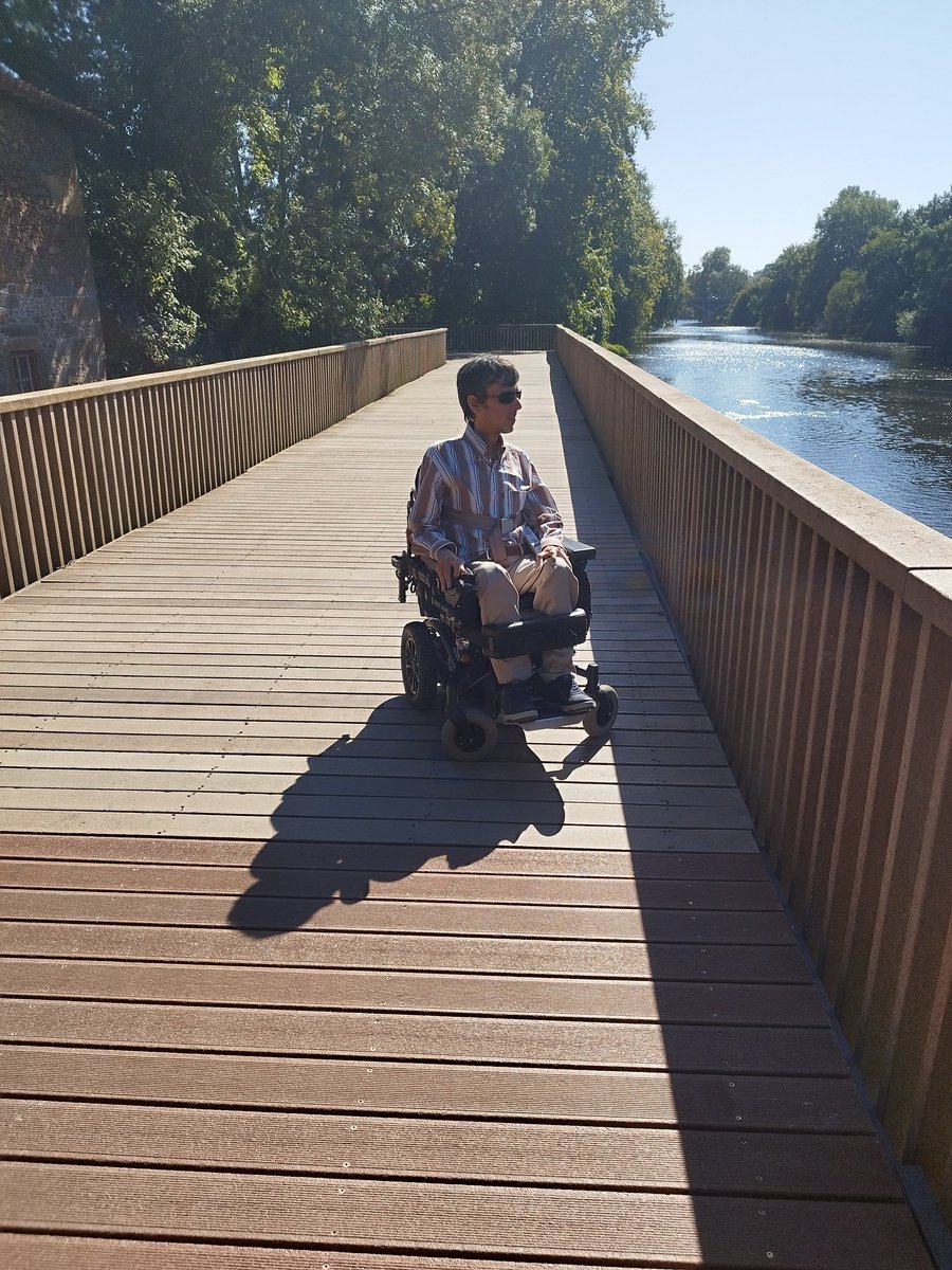 tozemarranita's tweet photo. Tenho assistente pessoal há dois meses. Dia de folga, quis ir ver o rio. Ele perguntou-me (naturalmente) se não me apetecia, agora que tenho a sua ajuda, ir ter com "pessoas", "amigos". Não, respondi. Nesta altura, não... Abandonaram-me, prefiro a companhia dos peixes. https://t.co/FiUuxoiTah
