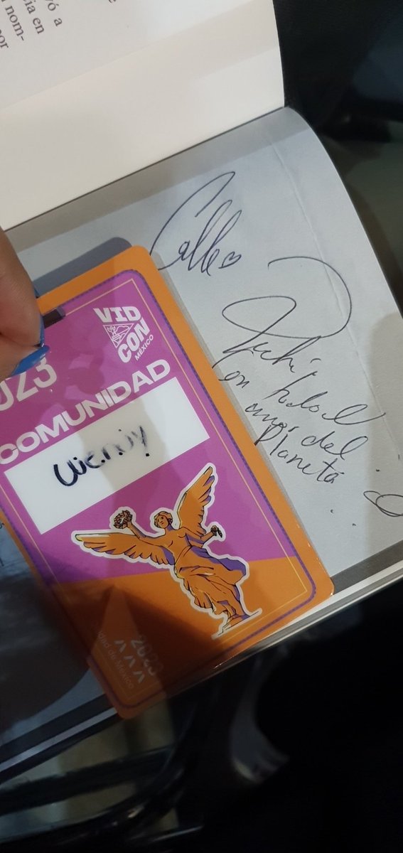 _wendys04's tweet photo. Gracias @CalleyPoche por dejarlos firmados que lindas son siempre ❤️❤️❤️ https://t.co/8uMLxTAAw6