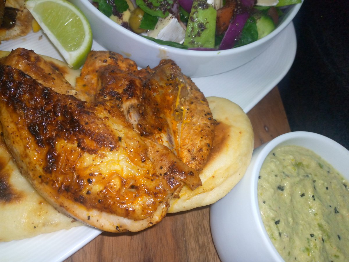 MphoMasoleng's tweet photo. Spanish smoked paprika chicken, flatbread &amp; Jalapeño Hummus 😍😋 there's more... #MunchWithMpho https://t.co/SSD7YBCjcP