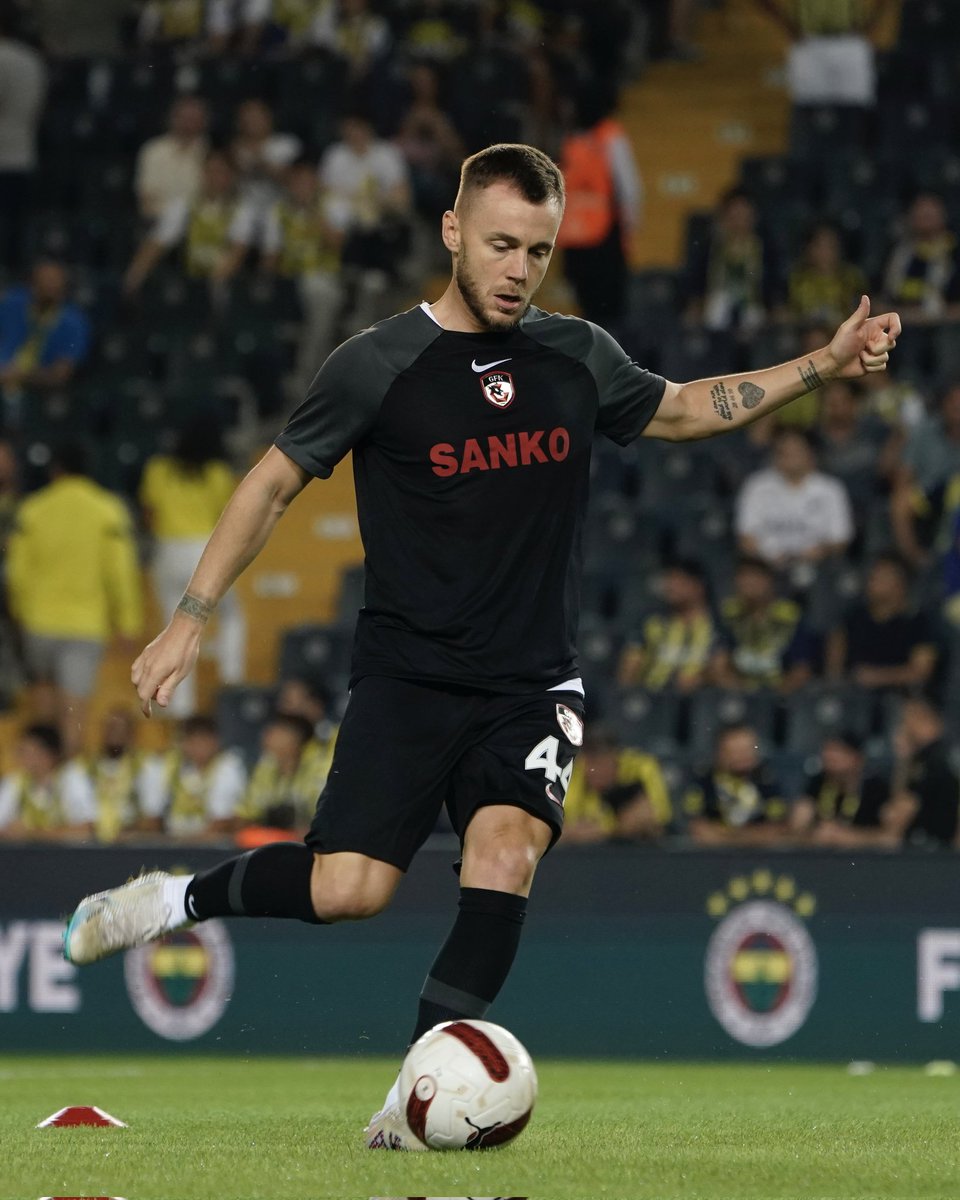 Gaziantep FK'da Maxim, 23. dakikada ikinci sarı karttan kırmızı kart gördü.