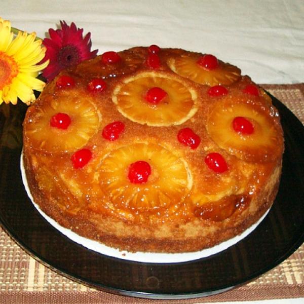 #VamosARecrearnos

Las cerezas le dan un toque muy especial a la torta de piña.
¿Quieren un pedacito?
❣️❣️❣️