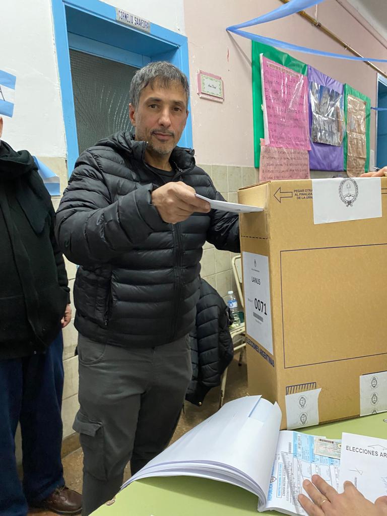 alegorrini's tweet photo. Acá ejerciendo mi derecho al voto en la Esc n°22.

Vamos por un país, una provincia y un #Lanús mejor. 

Gracias a todos aquellos que trabajaron para llevar adelante esta elección: fiscales, fuerzas de seguridad y autoridades de mesa. 

Muchas gracias a todos por su trabajo. https://t.co/BqcMFEayJL