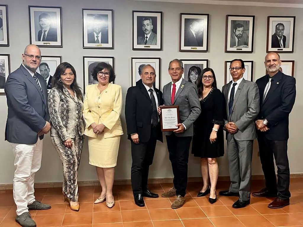 fedecamaras's tweet photo. Fedecámaras Carabobo (@fedecamarascbb) y la Cámara Inmobiliaria del estado (@redcamincar) otorgaron reconocimientos a Rafael Trejo (@chinotrejob ), actual tesorero de la institución, por su compromiso y desempeño durante su gestión al frente de Fedecámaras Carabobo 2021 - 2023. https://t.co/i5xRmSne5r
