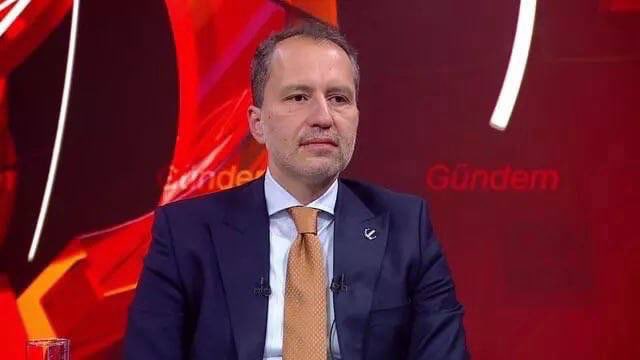 🗣️ Fatih Erbakan:

“Bizim de girişimlerimizle seçim öncesinde, evlilik hazırlığındaki gençlere faizsiz kredi desteği sunulacağı vaadedilmişti. Seçim bitti, yaz dönemi bile bitti ancak sayın Erdoğan ve AK Parti bu uygulamayı hala hayata geçirmedi. Gelen zamlar da göz önünde