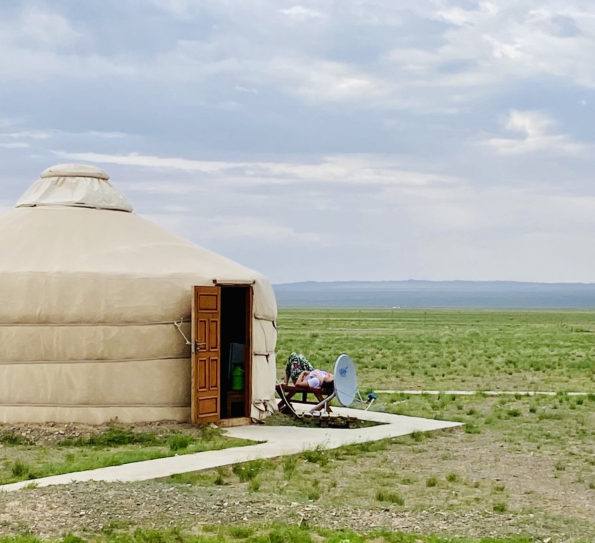 EmmanuelPierrat's tweet photo. Dans mon camp de yourtes, au milieu du désert de Gobi, il y a des voyageurs mieux équipés que moi…

#gobi #désertdegobi #mongolie #mongolia #yolimam #envoyage #traveladdict #montagne #chamanisme #shamanism #ovoo https://t.co/v8gfbIanvU