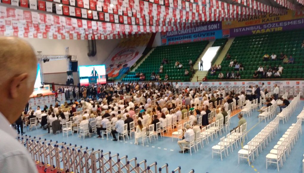 aybaltaci's tweet photo. CHP’nin tüm tarihinin en dramatik fotoğraflarından birisi olabilir bu. 

Her dört kişiden üçünün CHP’ye oy verdiği, seçmenin eşi benzeri pek görülmemiş bir muhafazakarlıkla her şeyden taviz verip CHP’den taviz vermediği, bir milyonun üstünde nüfusu olan Çankaya’nın kongresindeki tablo.

Bırakın seçmeni, üyeleri; delegeler bile gelmemiş. 

CHP, 1999 bozgununun benzerini yaşayabilir buraya not olarak belirteyim.

Hiçbir siyasi parti bu heyecansızlığı taşıyamaz.

📷: @sohretcankolsuz