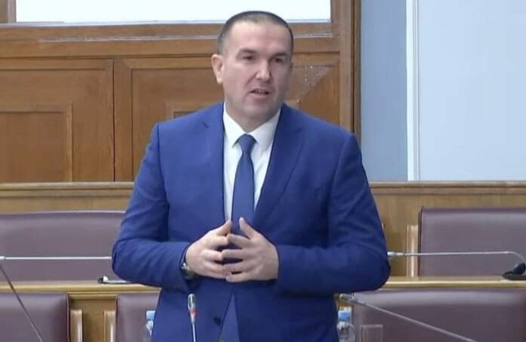 📢 Očekujemo da nova Vlada predloži Zakon o vetingu da ovakvi kadrovi više nikada ne dijele ovakvu "pravdu".
🚨 Predsjednik suda za prekršaje u BP, Alija Beganović, koji je donio ovu sramnu presudu je bio jedan od kandidata za sudiju Ustavnog suda.
👏Prethodno je, inače, dobio