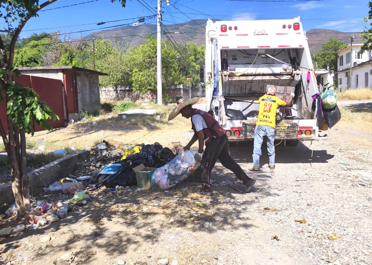 Gob_Victoria's tweet photo. Con un total de 115.71 toneladas de basura nuestro equipo de #ServiciosPúblicos termino la jornada dominical, cubriendo con 19 rutas 155 colonias y fraccionamientos de #CdVictoria.
@SoyLaloGattas
#TransformandoVictoria #TeQuieroMás https://t.co/vDZBAFlBbL