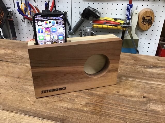 diyproduction1's tweet photo. ウッドスピーカー作り講座、スマホを差し込むとウッド調の優しい音がスピーカーから流れてきます。構造は3枚の板を組み合わせていますが、音を拡大させる板はジグソーで複雑な曲線をカットします。��グソーの練習に。8月20日開催、受付中。千代田区神田神保町。
https://t.co/4JDtEQfUvg https://t.co/Q0KBiq1aYn