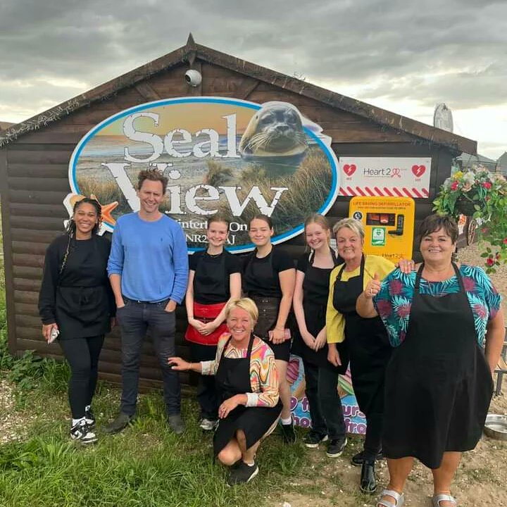 maryensenada's tweet photo. #New 

Tom estuvo hoy en Seal View, Winterton.
¡Nuestro chico está paseando mucho! (y nosotros, felices ☺)

📸Su sonrisa y su cabello alborotado 💕💕💕

#TomHiddleston #SealView #CutenessOverload #TomHiddles #Hiddlesfan #HiddlesArgentina🇦🇷 https://t.co/Gc9d7ksLoL