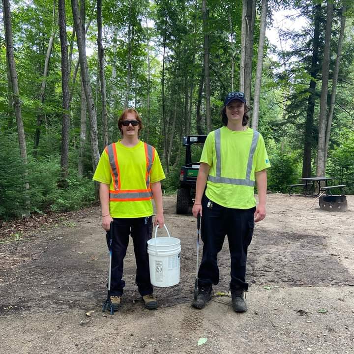 For this weeks staff Sunday, meet Wyatt and Garett! 

Wyatt is in his second year working at Sauble Falls on our maintenance crew.

Garett is in his second year working at Sauble Falls on our maintenance crew. 

Thanks to Wyatt and Garett for all of your hard work!🌲🏕️