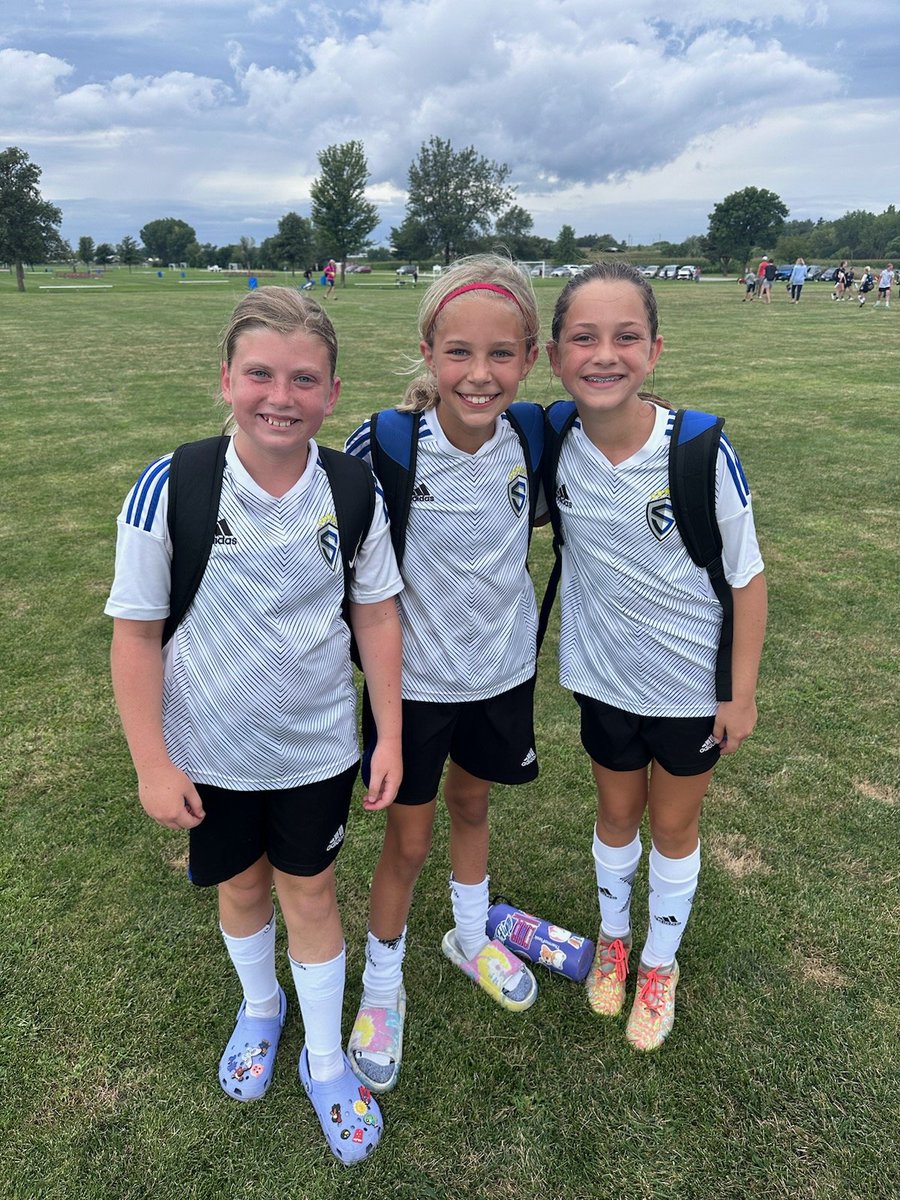 SaraPowell14's tweet photo. Soccer is more fun with friends!!  These 3 rocked it playing up an age group in their first 11v11 game!  Got the win, but these smiles are what it's all about!
#stingsoccer #soccerfamily https://t.co/dhMMpPgG0d