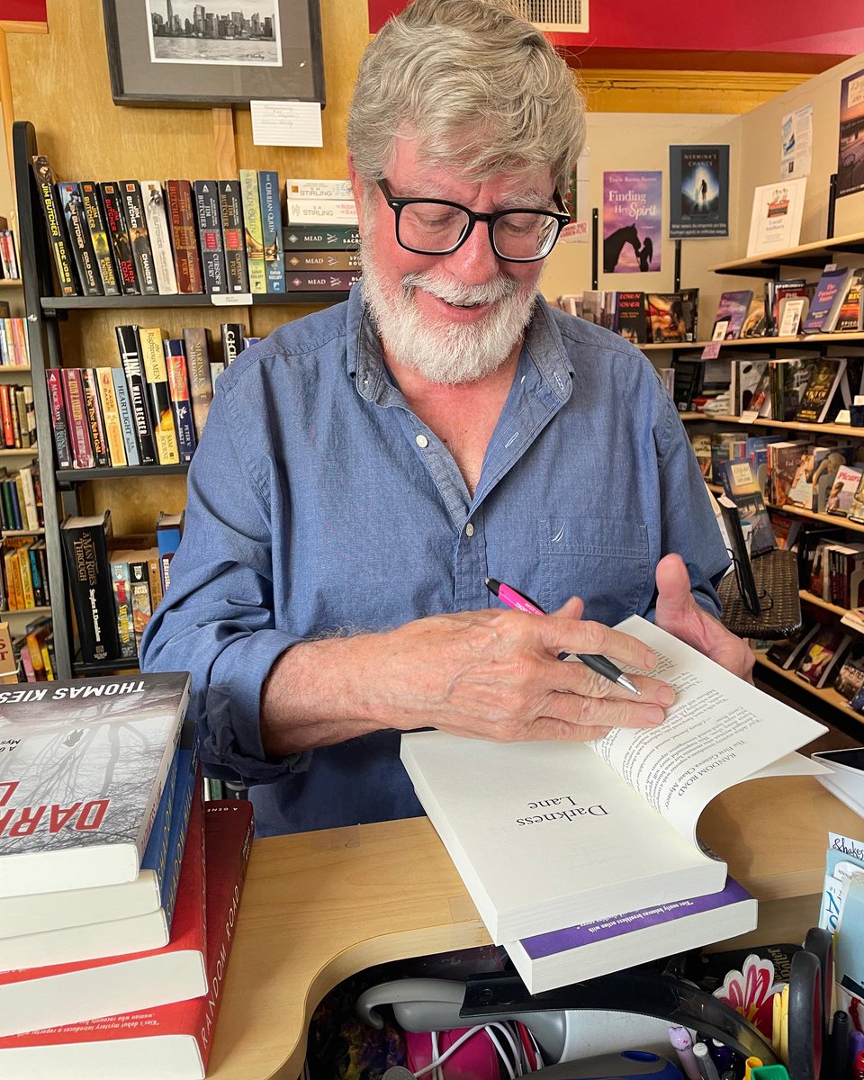 tbkies's tweet image. I love Next Chapter Books and Art in New Bern, NC.  #Newbern #nextchapter #randomroad #bookstore #booksigning #poisonedpenpress #thomaskies