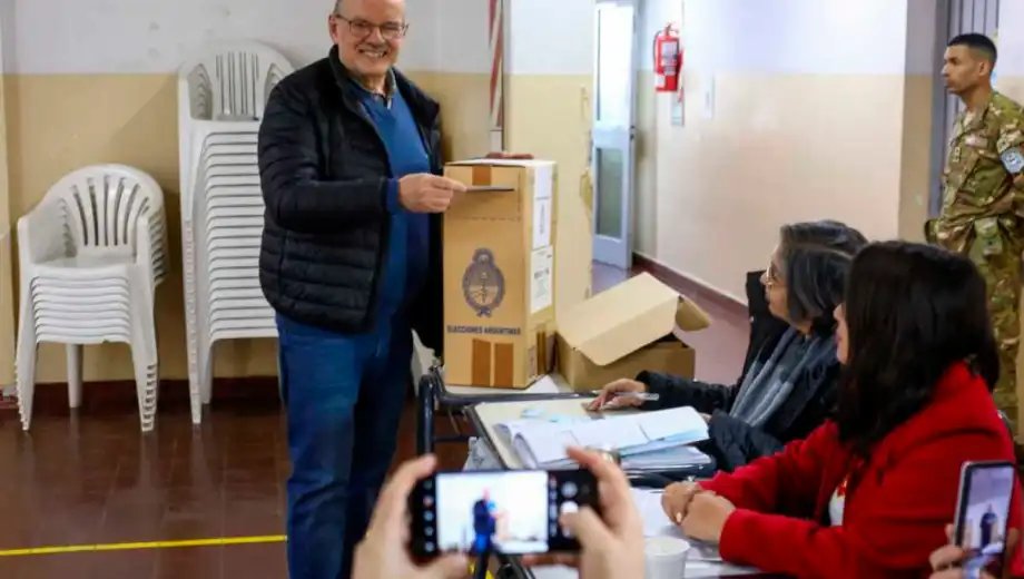 rionegroradio's tweet photo. 🔴 #AHORA en #RNRadio
📢Hablamos con @DiGiacomoLuis, precandidato a diputado nacional por JSRN: "Hoy lo que sucedió es una nacionalización de la elección. Ganó ampliamente Milei en algunas escuelas".
🗳En vivo #PASO2023 👉 https://t.co/ZACXqDjLSG https://t.co/MY5mtRp1zl