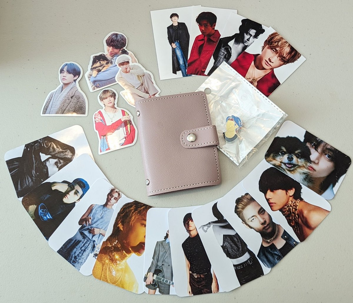 rompekoobeza's tweet photo. 🎉TaeTae Giveaway:)🎉

Winner will receive 10x fanmade Tae photocards, 8x Tae stickers, 1x photocard mini binder, and 1x Tae pin

-like + rt to enter 
-open worldwide 
-closes 8/15 at 9pm PST
-winner must claim within 48 hours

❤️❤️❤️ https://t.co/u9dgd0GCN8