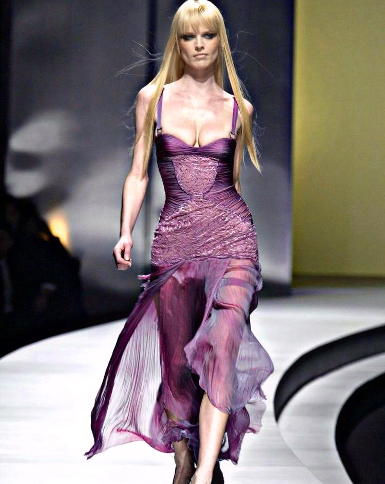 thesoftestaura's tweet photo. eva herzigová for versace fw03 rtw https://t.co/tlGrBe7Dbc