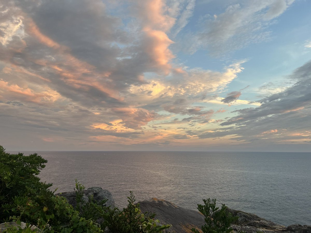 おはようございます☀️
昨日友達が連れてってくれたところの海と空の色が綺麗すぎたです。
心が浄化されたあ…

台風怖いなあ。みなさんお気をつけください🙏