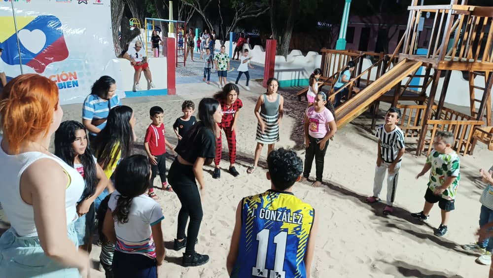 #VamosARecrearnos 

Nuestros niños y niñas se recrean en el parque de Santa Ana con los recreadores de la Mesa del Buen Vivir, gracias al Plan Vacacional Comunitario 2023 orientado por el Pdt <a href="/NicolasMaduro/">Nicolás Maduro</a> a través del @juventudydep

¡Este es el #Gómez positivo! 
<a href="/emiliorafael_/">Emilio R. Velásquez</a>