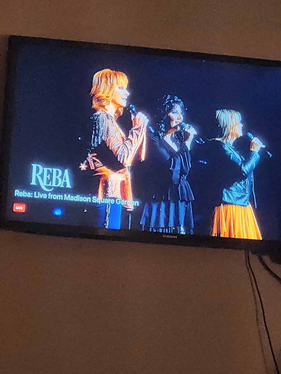 erinwurst's tweet image. #BackToGod #rebalive @reba with @IsaacsMusic at #MadisonSquareGarden... Love this segment of the concert, and especially love this song.