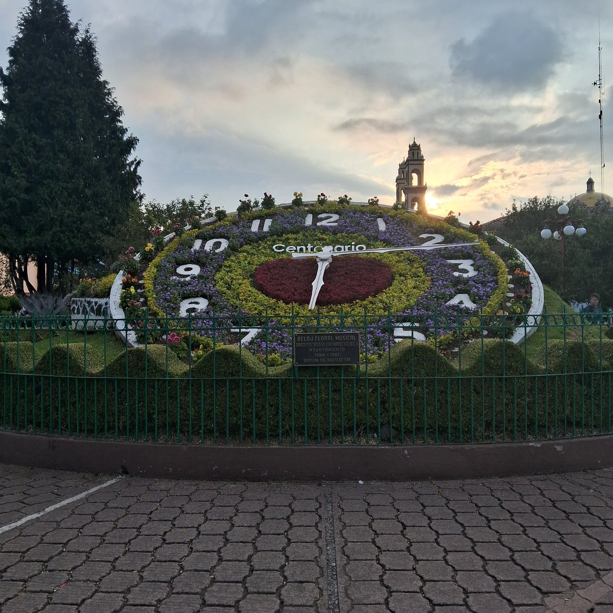 MishArqt's tweet photo. El reloj monumental floral de Zacatlan.
Que tiene una réplica en el Parque Hundido de  la CDMX, fabricado por la misma casa: Relojes Centenario. https://t.co/FMSqvTF0PJ