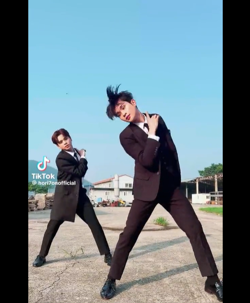 skyblueaboveall's tweet photo. finally got the time to search for my side groups, found out Winston&Vinci did the move challenge and my girl Bessie recommended Trsr songs (again)
I NEED AN INTERACTION.
Give me my Jaehyuk and Winston crumbs.
#HORI7ON #HORI7ON_WINSTON #LAPILLUS #LAPILLUS_BESSIE https://t.co/oOeyXJYOqu