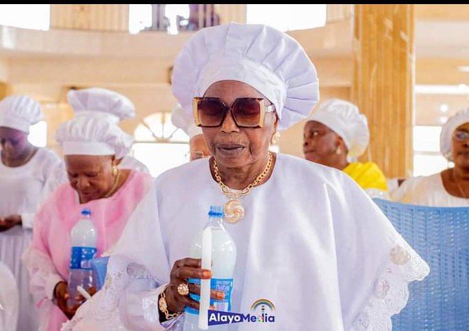 TaiwoPedro2's tweet photo. 🎊🎉🎊
Iyami❤️
Mammi ❤️‍🩹
Iyaibeji fun ra e💞
My wonder woman 🥰
Beloved 😍
Irreplaceable ti a 💗💯
Gist partner 😘
Caretaker mi🤩 she cn worry for Africa😆
OBA awon oba awadupe pe etun ka wa titi di wakati Yi🙇🙇🙏🏾🙏🏾
You have seen this may you see hundreds in Jesus name 🙏🏾🙏🏾 https://t.co/naTeH2s85f