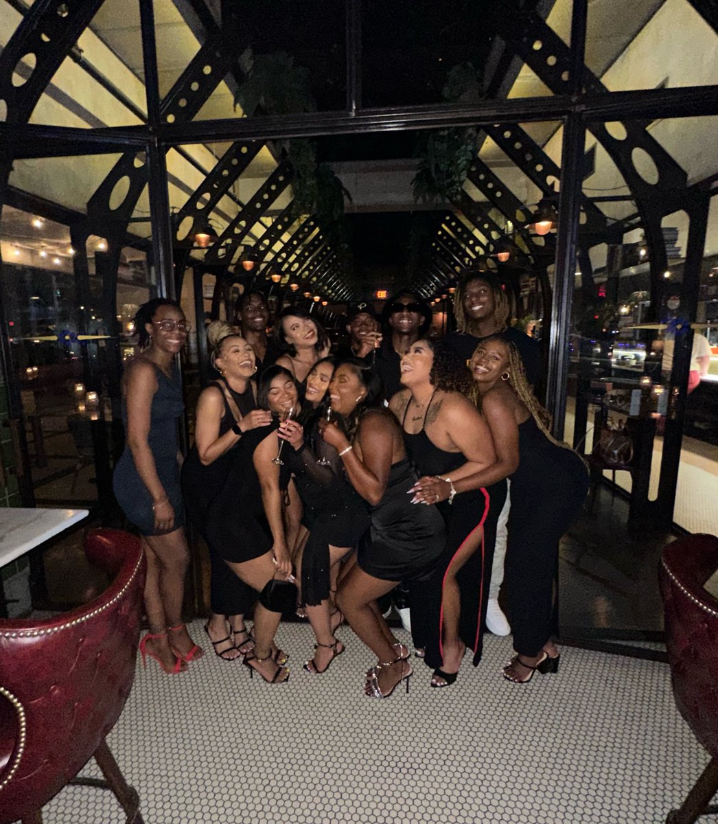 reeeeeupppppp's tweet photo. Friends, but more like family🫶🏽 https://t.co/qqBmcnfT0D