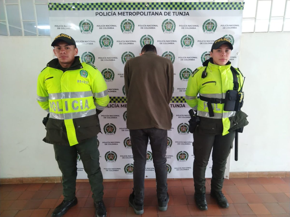BoyacaLEinforma's tweet image. #Judicial | Gracias a los patrullajes de @PoliciaMTunja logran la captura de un hombre en el barrio #LaMaría, el cual estaba forcejeando con un menor de edad despejándolo de su celular y dinero, el sujeto fue dejando a disposición de @FiscaliaCol por el delito de Hurto.