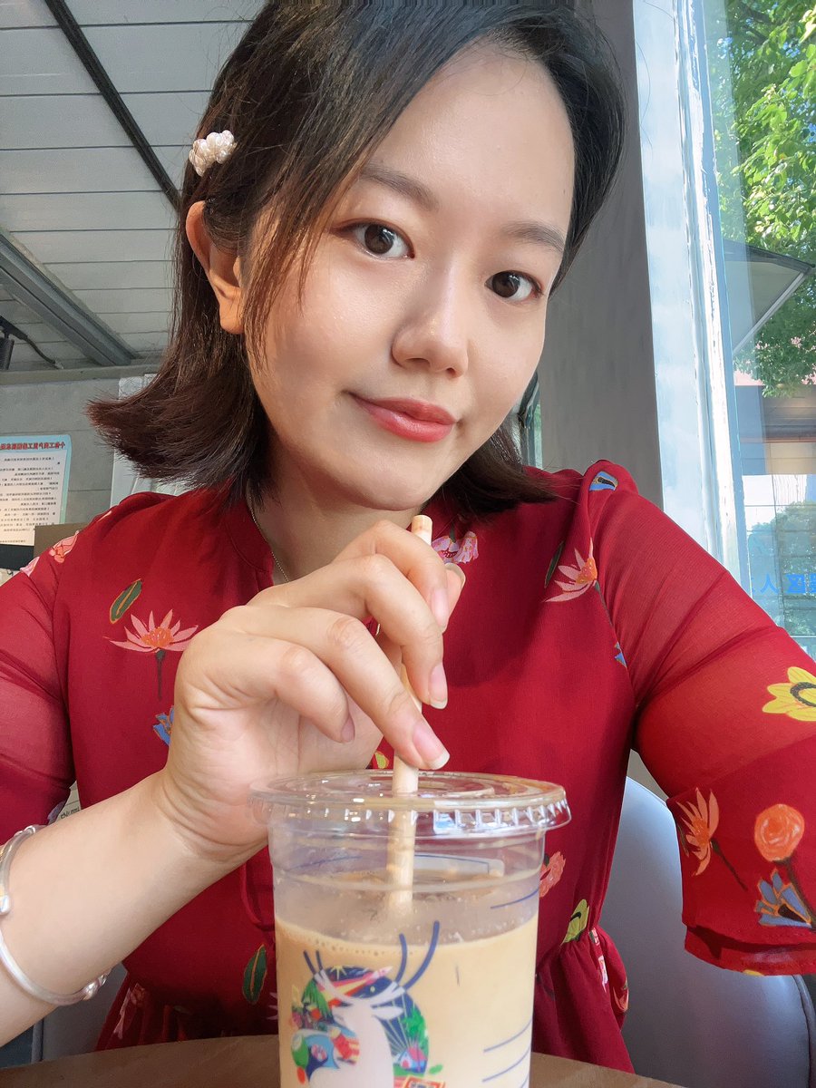 剪了个短发，评价下老阿姨。