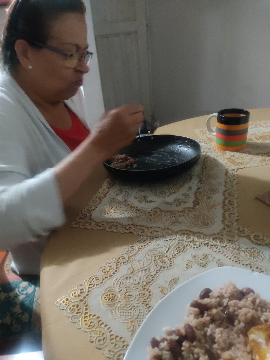 LailaERoa's tweet photo. Porque quería callarles la boca de que eso no es verdad, le metieron mero cuento a mi abuela.  Yo mostrándole que estoy comiendo calentado con mi suegra último día antes de volver a la u. Y tengo que enviar pruebas mañana de que sigo en la u que ellos le crean a mi abuela https://t.co/oLLEGQl27d