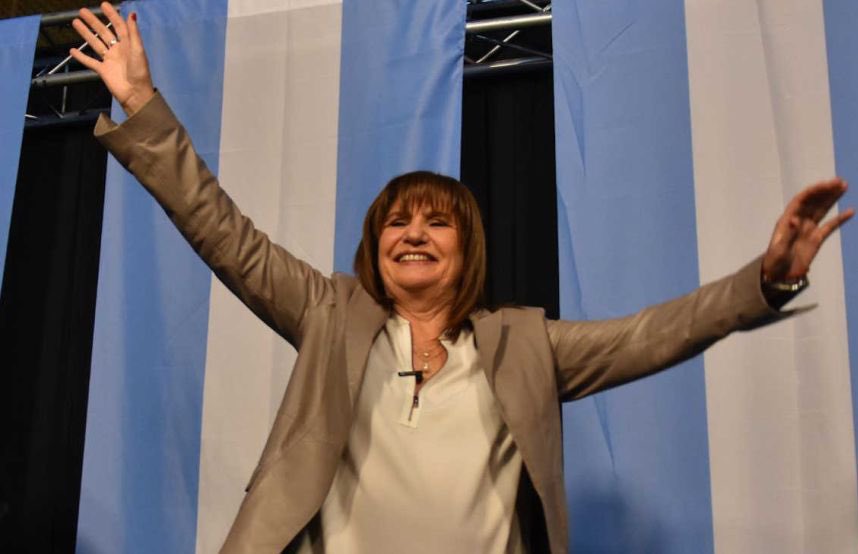 eduardomenoni's tweet photo. 🚨| ÚLTIMA HORA: DURÍSIMO GOLPE a los COMUNISTAS. PATRICIA BULLRICH le GANA la elección interna a LARRETA. Un duro golpe para el kirchnerismo, luego del de Milei. Bullrich fue la candidata que impidió la entrada del tirano Nicolás Maduro a Argentina, denunciándolo ante la DEA.⚠️ https://t.co/YDW1bfR3YW