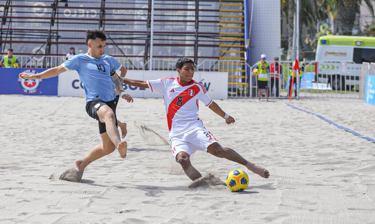 ANFPChile's tweet photo. 📍Definición por el quinto puesto 

🏆 @CONMEBOL #Sub20FP Chile 2023

💪 @SeleccionPeru 🇵🇪 superó a @FutbolPlayaAUF 🇺🇾 por 5-4 en el Arena Cavancha 🏟️

📸 Tito Medina / Prensa COL https://t.co/axsaWVPLmS