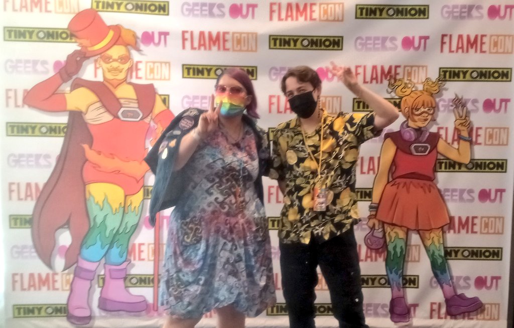 Me, not knowing how to pose due to the "omgoodness I am speaking to a queer creator whose work I loooooved ahhhhh" feels. 

Maia telling me to throw a peace sign, thx to eir kpop focus and press practice, knew exactly what to do. 

XD
💚💙💚