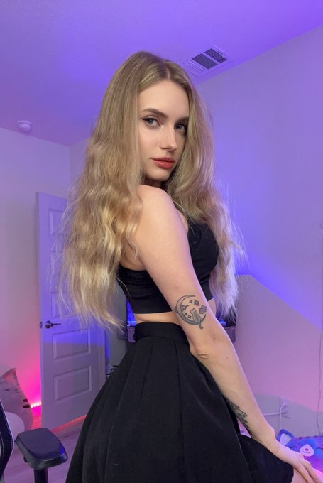 let me distract you 😈 https://t.co/7oLROD1Cej https://t.co/9jjl95nPFr