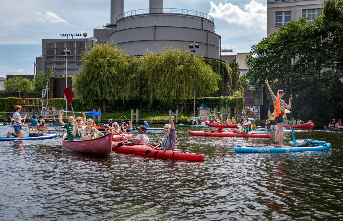 BUNDjugend_Bln's tweet photo. Mit Flößen, Kanus, SUPs, Schlauchbooten, Yachten und  Tretbooten sind wir heute mit einem breiten Bündnis für eine sozialgerechte, ökologische und postkoloniale Energie- und Wärmewende vor das Kraftwerk Mitte gepaddelt.

#ClimateandBoat #Klimademo #Wärmewende #Energiewende https://t.co/vrheCSBvDz