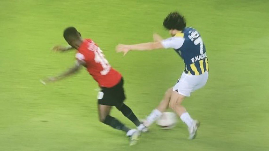 Max Gradel’in bileğine basan Ferdi Kadıoğlu maça kartsız devam ediyor. <a href="/TFF_Org/">TFF</a> 🤔