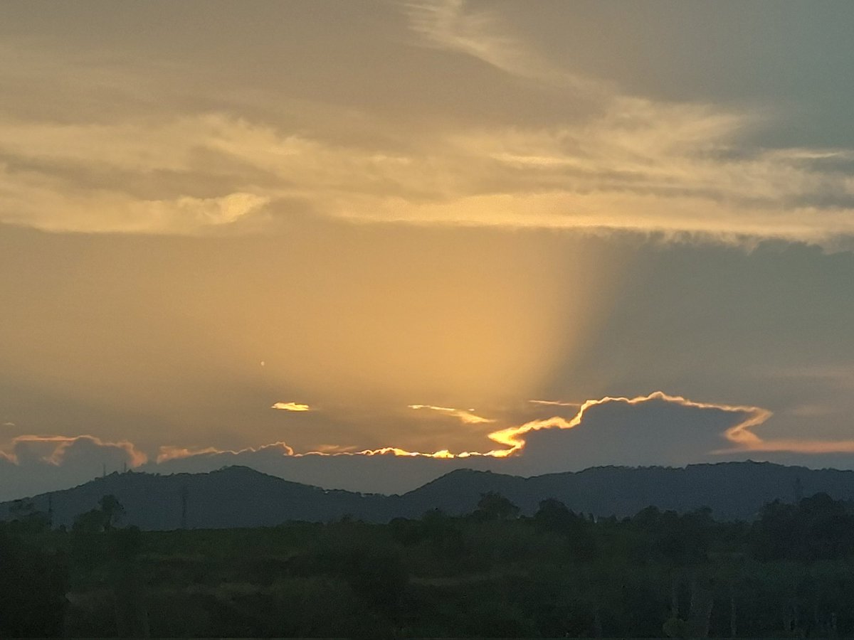 ForrestFran_'s tweet image. Hoy he salido a correr por la tarde, con la puesta de sol 😍😍😍

#ForrestFran 
#correrparaadelgazar  💪🏃‍♂️🏃‍♂️🏃‍♀️🏃‍♀️