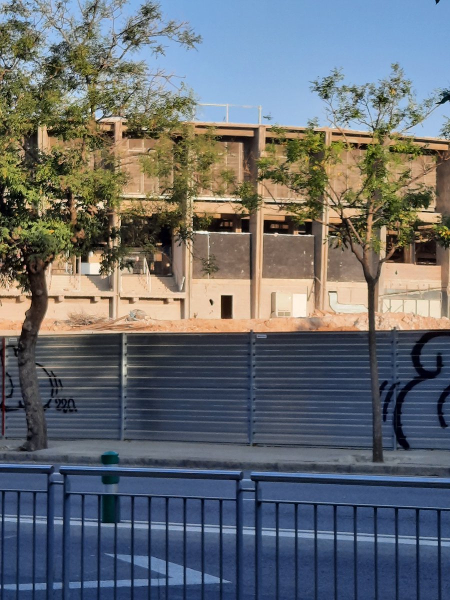 Nova aproximació corrent visitant les obres del Nou Camp. Ja no és veu ni rastre de les segones i terceres graderies afegides pel Mundial del 82 !