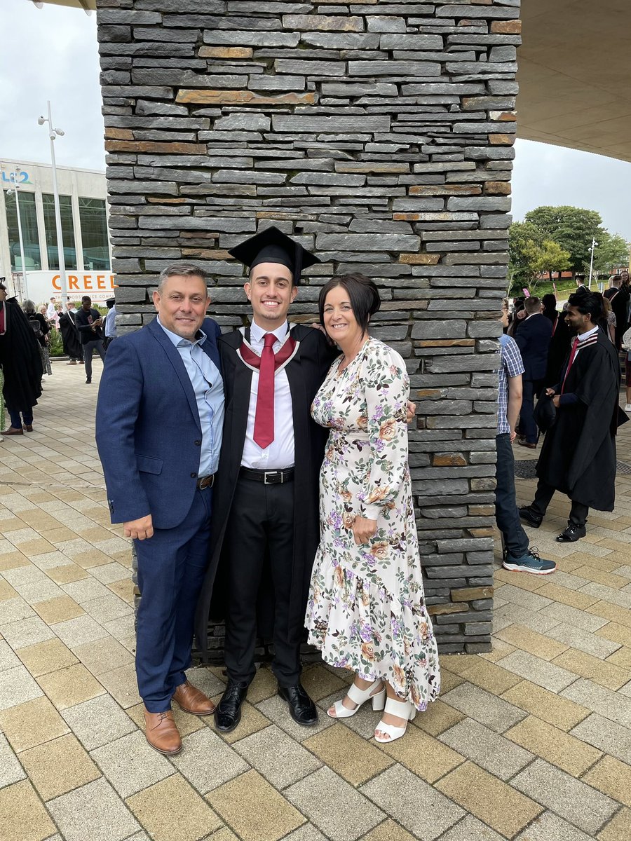 Sarahbird40's tweet photo. @RayRb1974 Good luck 🤞 to our son on his first job interview after Graduating,🧑🏻‍🎓tomorrow in London 🎡 xx❤️ and thank you Kim and Sam  for stepping up and give him a bed and looking after him ❤️ https://t.co/OMmsIZwBgT