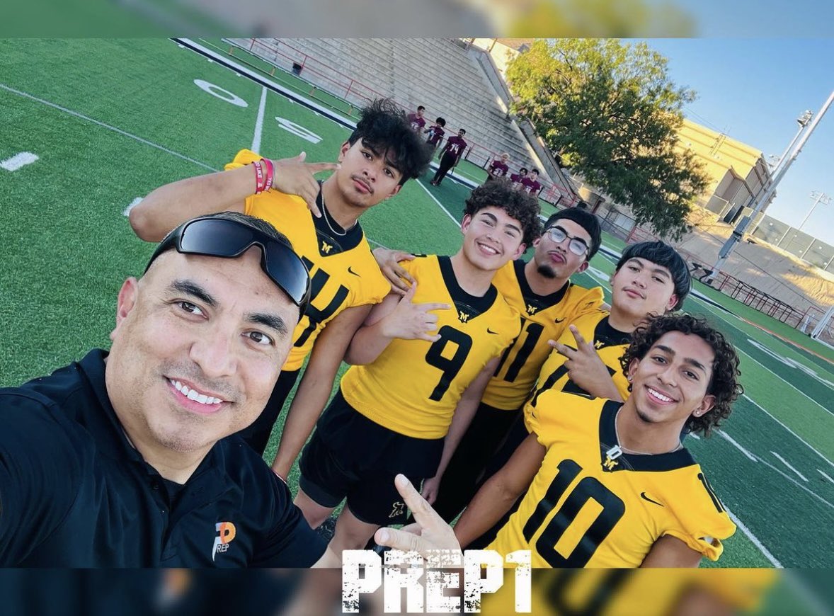 Quick flick with the gang!📸 #ElPasoStrong @Prep1USA @PHSMatadorFB @leighadrian @RealJesseTovar