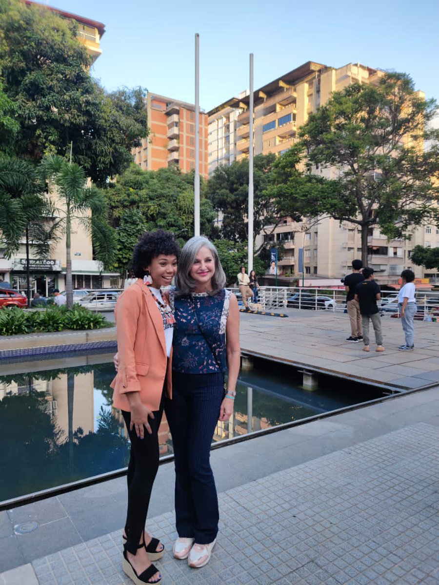 EspacioAF's tweet photo. Tarde de retratos y cine en la Plaza Los Palos Grandes en el marco de la 5ta edición del concurso "¿Qué significa ser caraqueño?" 📸📽️🌱.
El pasado viernes #11Ago proyectamos la película #FreedomWriters ✍️
🤝🏼En alianza con
#CFpro #SerCaraqueño
@Gran_Cine @culturachacao https://t.co/ecAt3sLPal