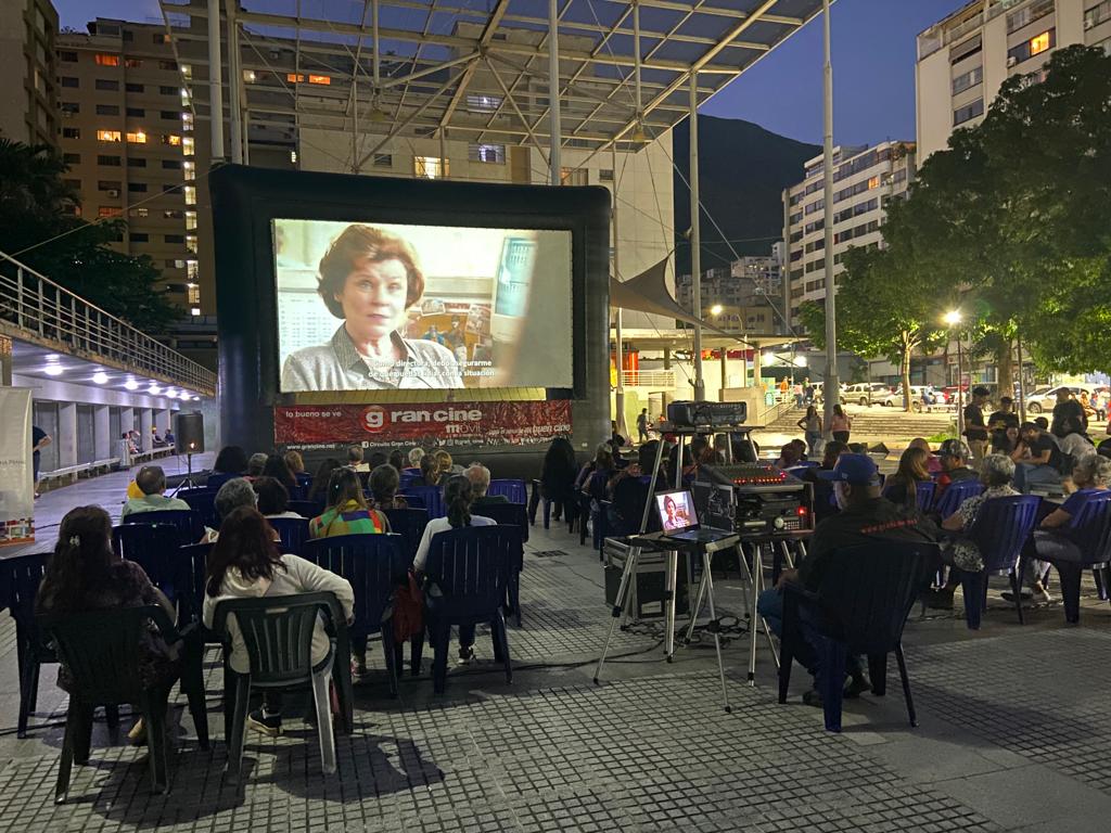 EspacioAF's tweet photo. Tarde de retratos y cine en la Plaza Los Palos Grandes en el marco de la 5ta edición del concurso "¿Qué significa ser caraqueño?" 📸📽️🌱.
El pasado viernes #11Ago proyectamos la película #FreedomWriters ✍️
🤝🏼En alianza con
#CFpro #SerCaraqueño
@Gran_Cine @culturachacao https://t.co/ecAt3sLPal