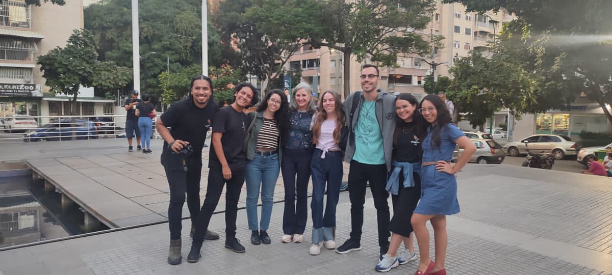 EspacioAF's tweet photo. Tarde de retratos y cine en la Plaza Los Palos Grandes en el marco de la 5ta edición del concurso "¿Qué significa ser caraqueño?" 📸📽️🌱.
El pasado viernes #11Ago proyectamos la película #FreedomWriters ✍️
🤝🏼En alianza con
#CFpro #SerCaraqueño
@Gran_Cine @culturachacao https://t.co/ecAt3sLPal