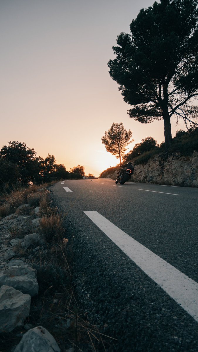 Biancarimio's tweet photo. Lignes et horizon d'or
#photography #Marseille #frenchvisuals #goldenhour #passionphoto #coucherdesoleil #NatureBeauty https://t.co/Yr0l8nwJB2