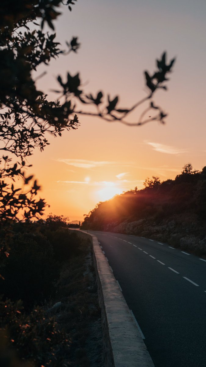 Biancarimio's tweet photo. Lignes et horizon d'or
#photography #Marseille #frenchvisuals #goldenhour #passionphoto #coucherdesoleil #NatureBeauty https://t.co/Yr0l8nwJB2