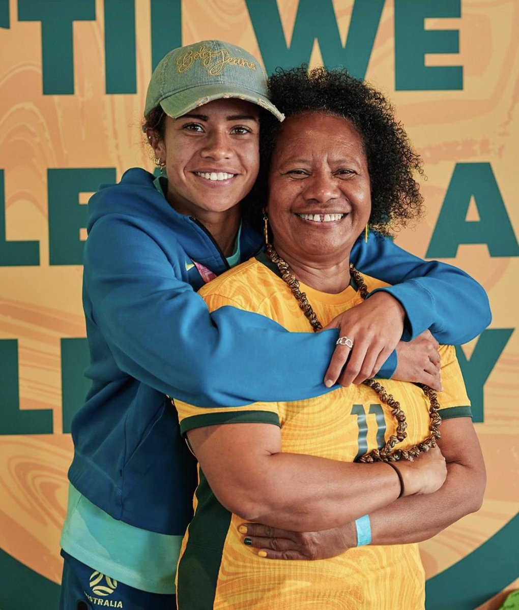🇵🇬Mary Boio Fowler, the pride of Papua New Guinea playing for Australias Matilda’s. Pictured here with her mother Nido, from the village of Kira Kira. The village united in celebrating Mary during the match.

📷Matilda’s