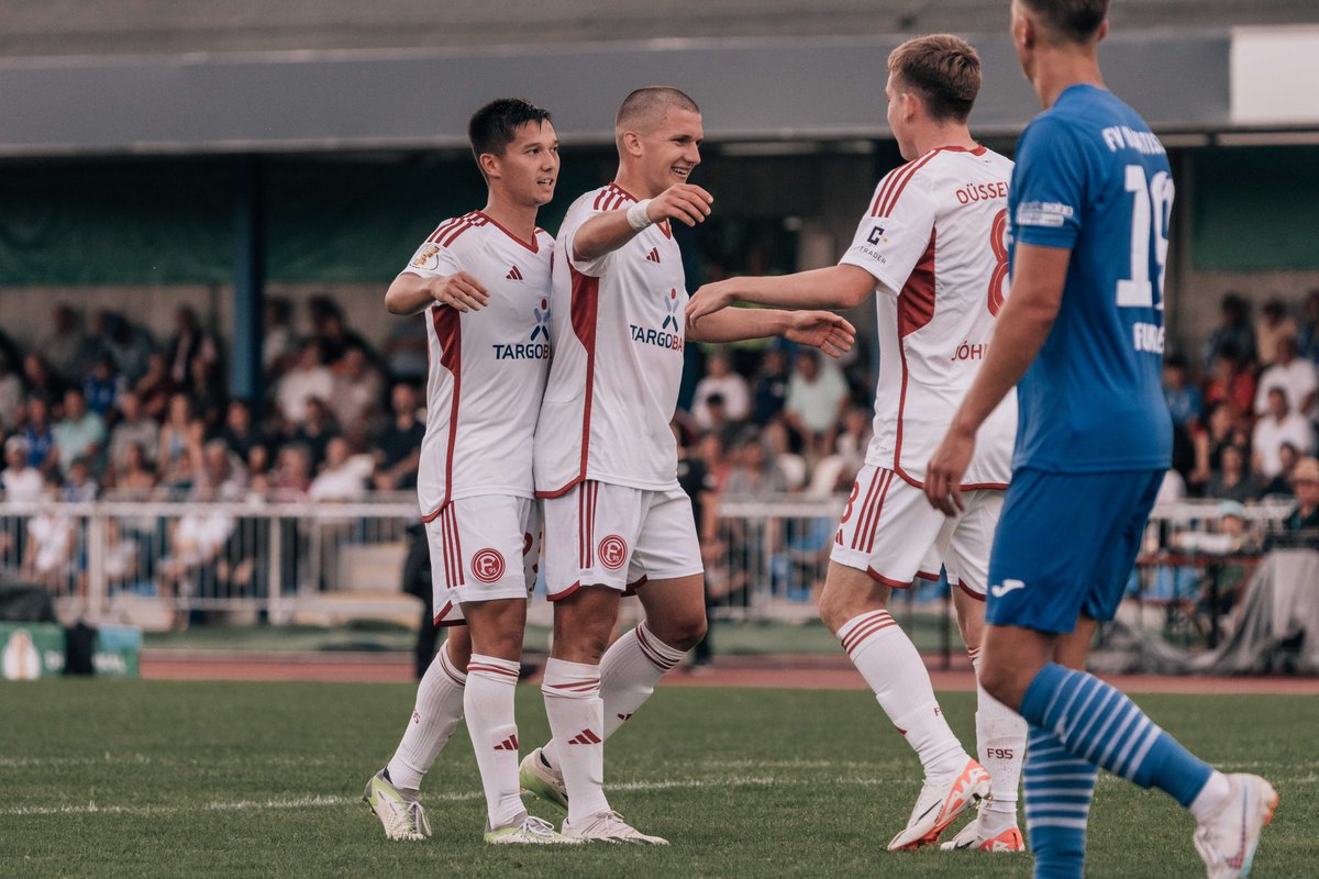 F95_jp's tweet photo. フォルトゥナへようこそ😜
#Tzolis 🤝 #Jóhannesson
#フォルトゥナ | 🔴⚪️ | #FVIF95 | #ドイツ杯 https://t.co/V2CiHv2DWm