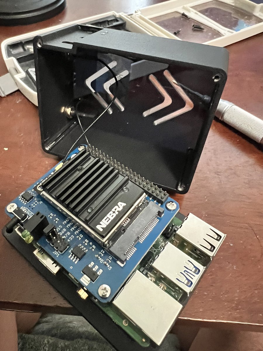 Qiuboneminer's tweet photo. Vamos a montar nuestro propio nodo de #BTC con esta inservible antena de @NebraLtd  #BTCNode . Vamos a intentarlo... https://t.co/U7Nq9FYUCz